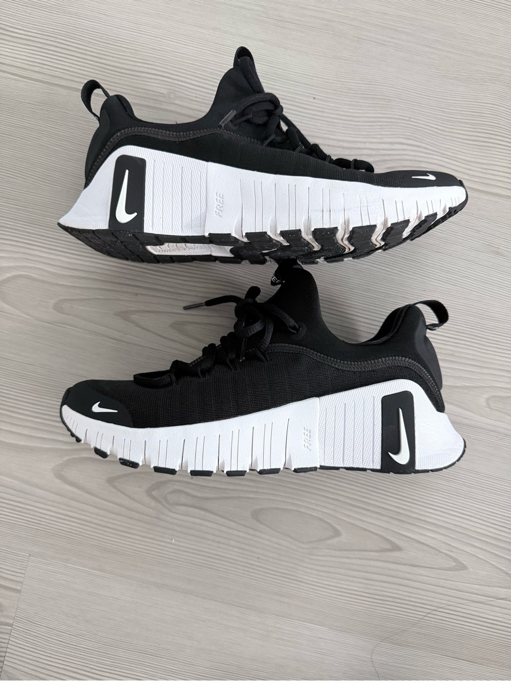 Nike Black and White Flexible Trainer Sneakers size 7.5 women, 6Ybig kids